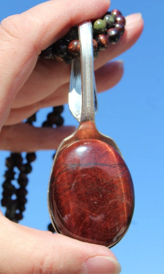 Colgante ojo de tigre rojo. Juego en una cuchara de azúcar vintage chapada en plata de ley. Foto 4 de 4