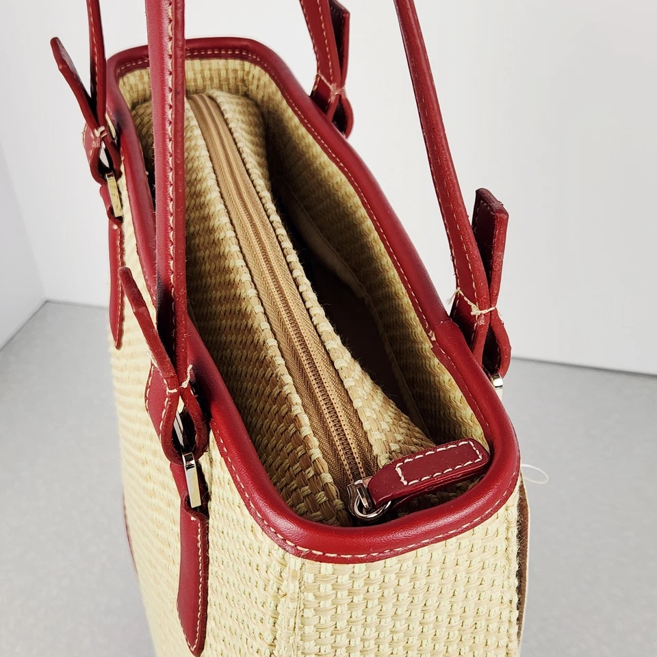 Cartera tejida Cherokee con detalles de cuero rojo sintético bolsillos interiores cremallera superior nueva Foto 2 de 4