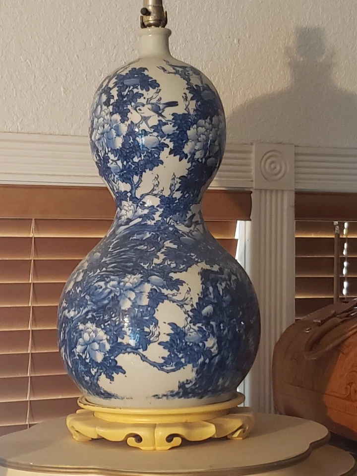 HUGE 19TH C PALACE SIZE BLUE AND WHITE IMARI Double gourd VASE 26" - Image 4 of 4