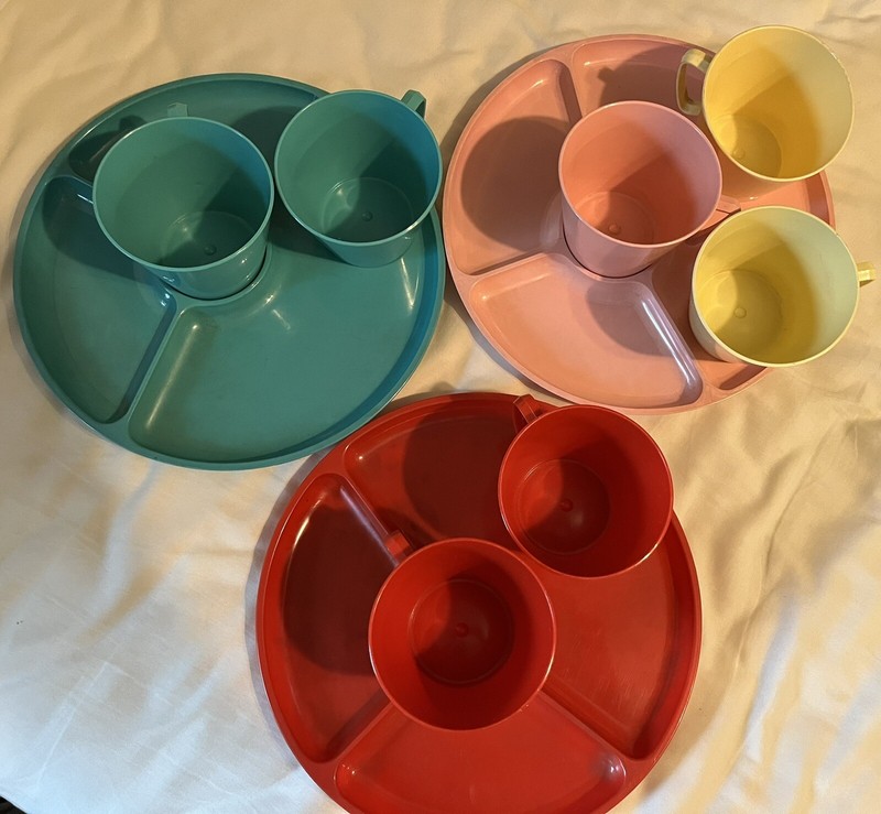 Lot of 20 Vintage Sterilite Divided Lunch Picnic 13 9" Plates 7 Cups Colorful