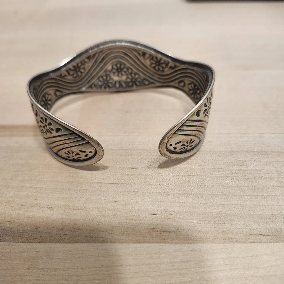 Brazalete Brazalete Lia Sophia Peltre Tono Plata Metal Ondulado Floral Retirado Foto 3 de 4
