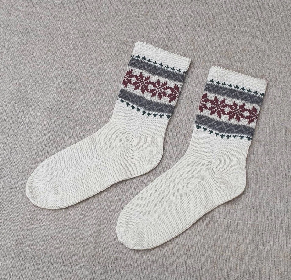 Knitted 100% wool socks with ornament Size UK 9-8-9 EU41-42