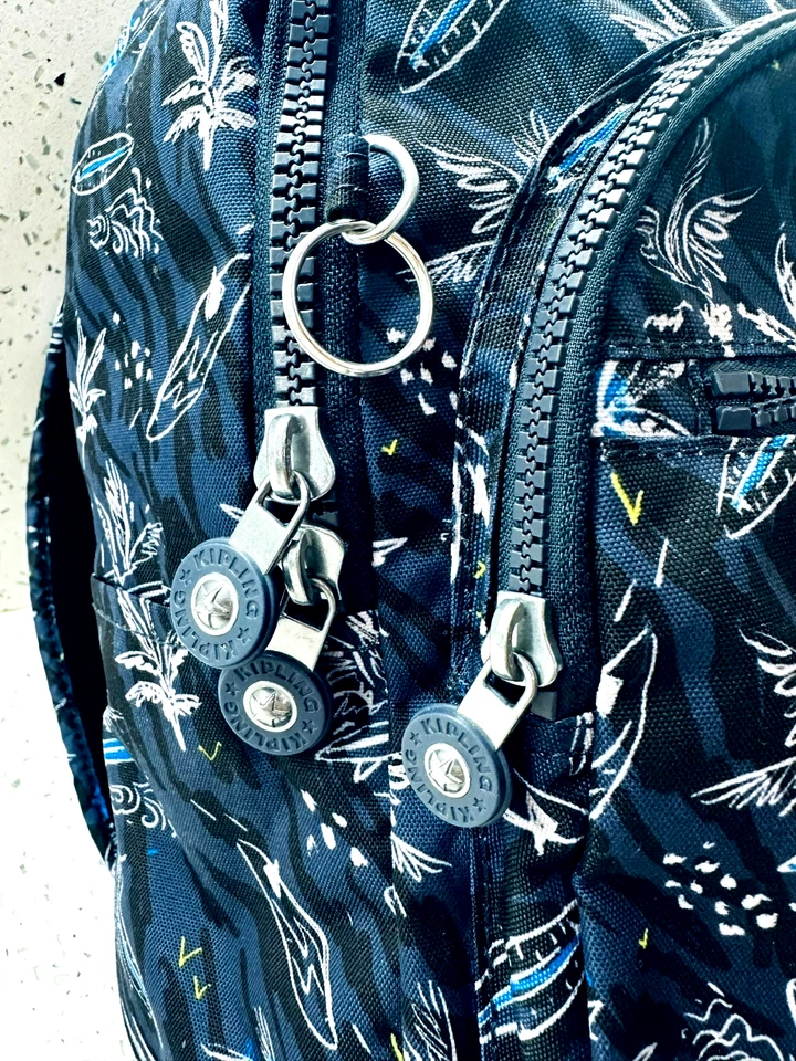 Mochila Kipling Seúl Surf Estampado Mar Laptop Regreso a la Escuela Bolso para Libros Azul Marino Foto 4 de 4