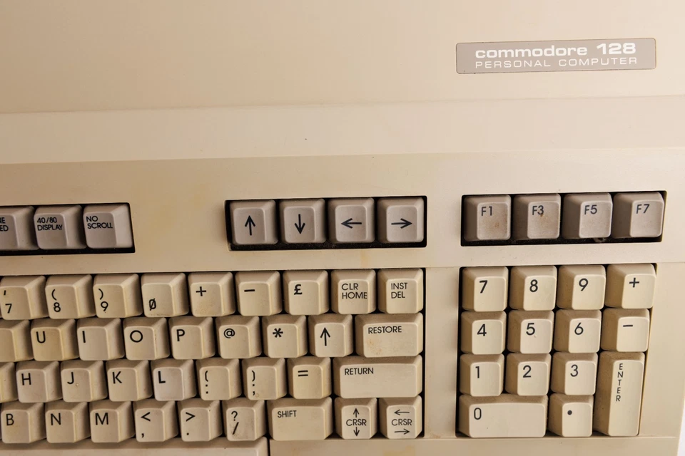 Computadora personal Commodore 128 vintage en caja Foto 3 de 4