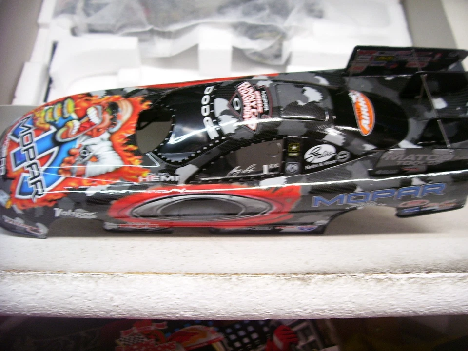 2006 1/24 GARY SCELZI OAKLEY PEARL BLACK ACTION NHRA CARRO ENGRAÇADO 2005 NHRA CAMPEÃO - Imagem 3 de 4