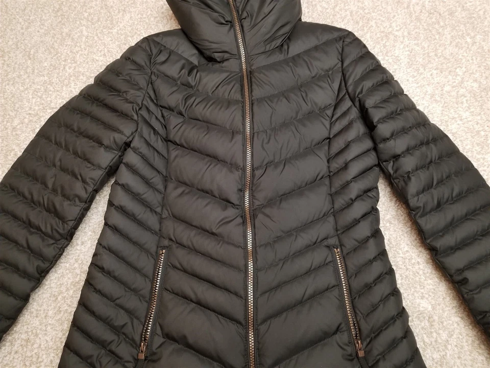 Chaqueta acolchada aislante Sienastudio Puffer para mujer pequeña negra plumón de pato Foto 3 de 4
