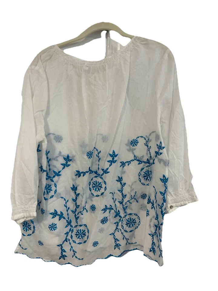Chico's Breezy 女式白色蓝色刺绣上衣,尺寸 2 大号 — 第 3/4 张图片