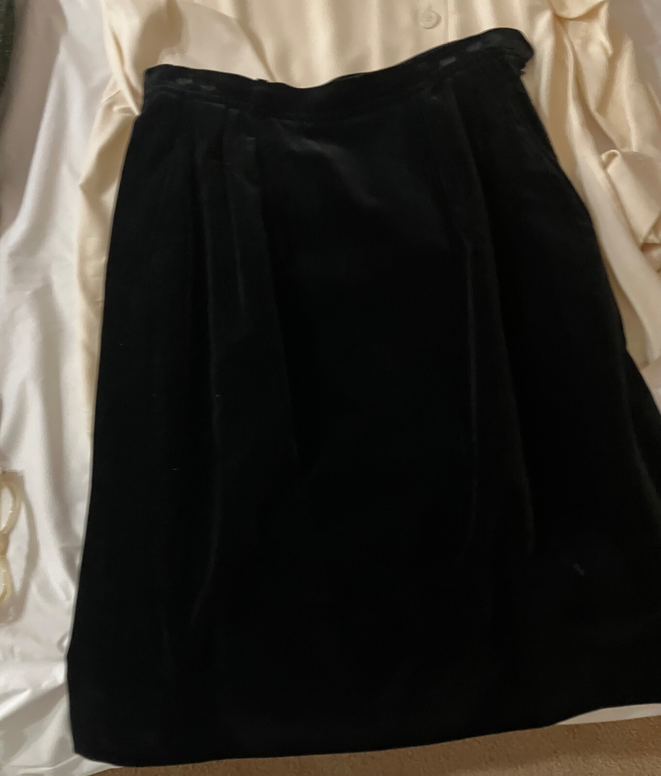 SAINT LAURENT Gonna YSL in velluto nero vintage da fine anni 80 con cerchi per cintura e tasche