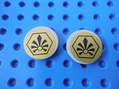 2x Lego Fliese Kachel 14769pb007 neu hellgrau 2x2 rund Sticker gold Chima 70123