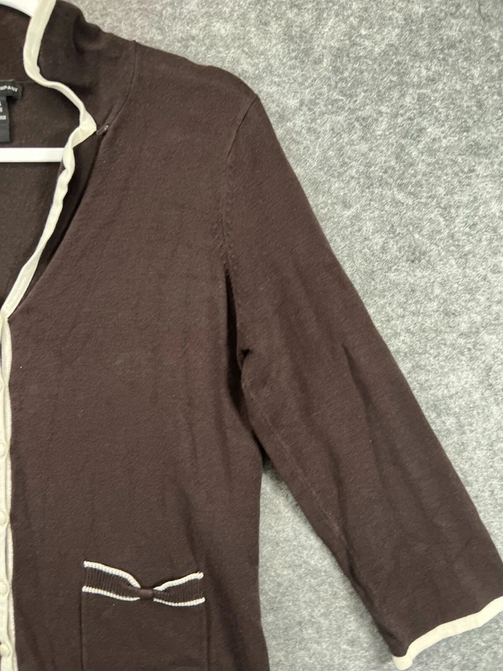 Cárdigan marrón mediano New York & Co para mujer suéter con cuello bolsillo con lazo con botones Foto 3 de 4