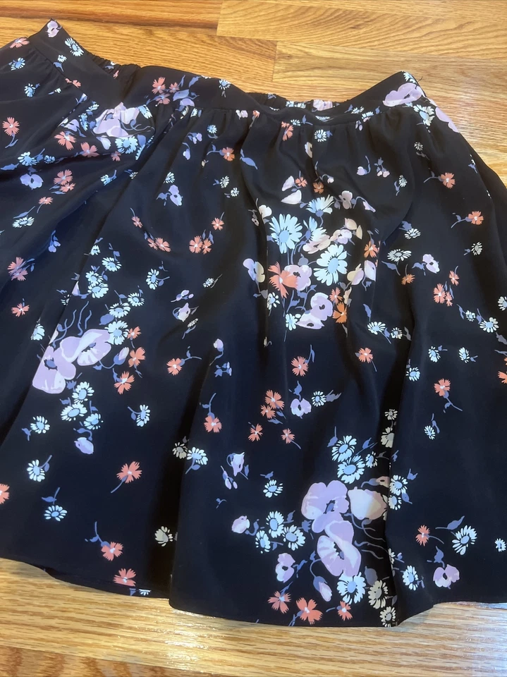 Falda floral negra con bolsillos talla L Lauren Conrad Foto 3 de 4