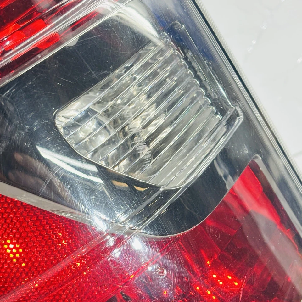 Lámpara trasera halógena del lado izquierdo del conductor OEM para Honda Ridgeline RT, RTL, RTS Foto 3 de 4