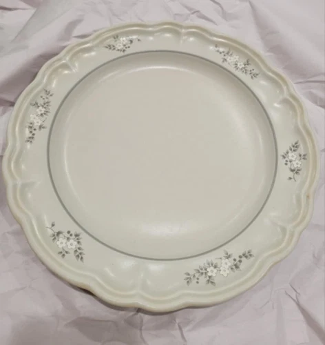 Pfaltzgraff Heirloom Lot of 8 ea Dinner Plates Stoneware 10.5" & 7.5" USA