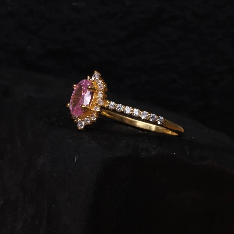 Anillo de boda de oro amarillo de 14 quilates con zafiro rosa natural y diamantes talla ovalada de 3,60 quilates 7 Foto 4 de 4