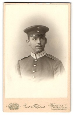 Fotografie Max Steffens, Berlin, Einjährig-Freiwilliger Uffz. in Garde Uniform 