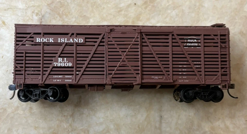 HO Scale Athearn 1772 40' Stock Car Rock Island RI 79609 RTR - Image 2 of 4
