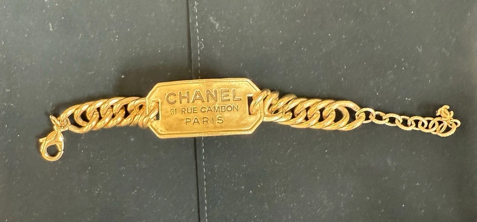 Pulsera de cadena de identificación dorada CHANEL Metal 31 Rue Cambon Paris Foto 2 de 4
