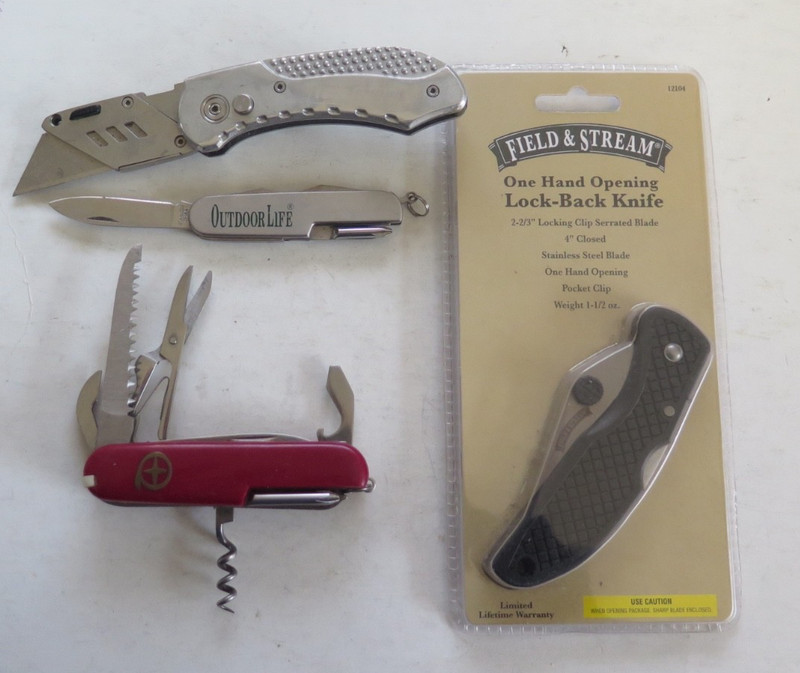 LOT OF 4 POCKET KNIVES ( SEE PHOTO )