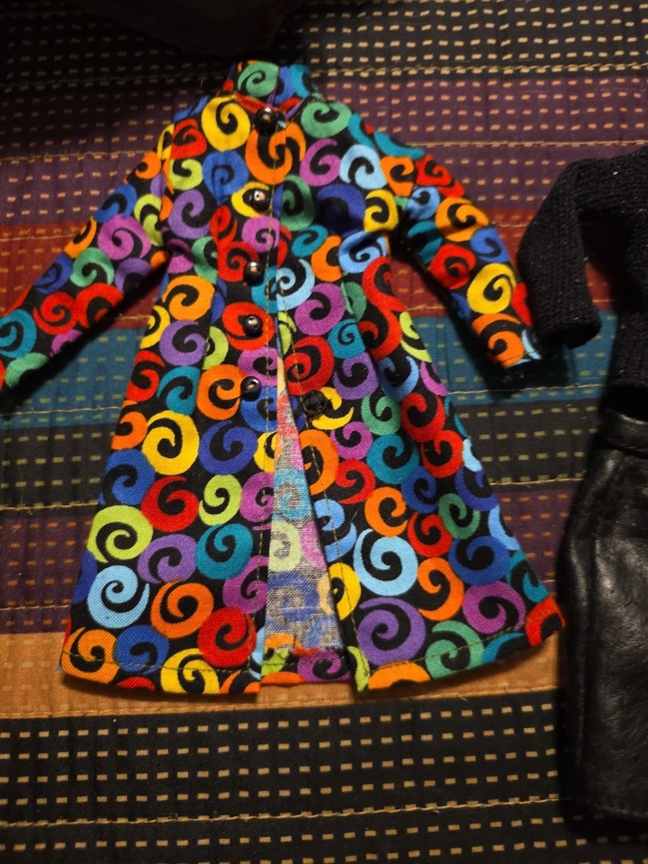 Barbie Colorida Chaqueta Y Falda Y Suéter Foto 4 de 4