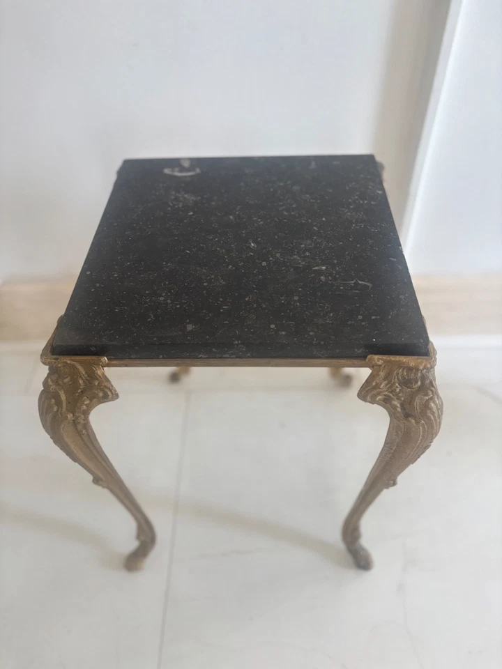 Antigua mesa auxiliar ocasional tapa de mármol patas de latón pesada Hollywood regencia Foto 4 de 4