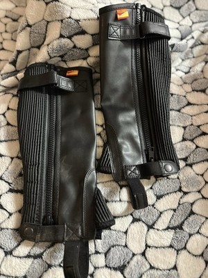 Schwarze Reitchaps aus Lederimitat mit Reißverschluss