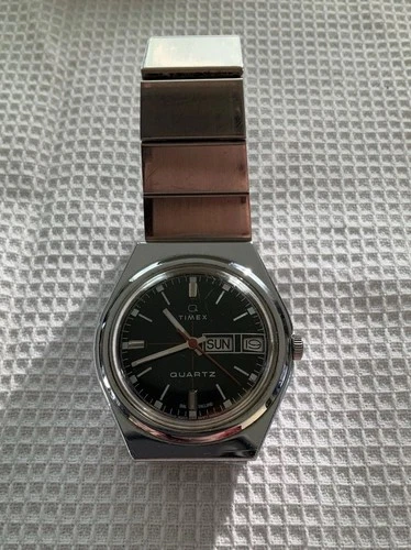 Vintage Timex Q Day Date Quartz Men's 37.5mm Watch