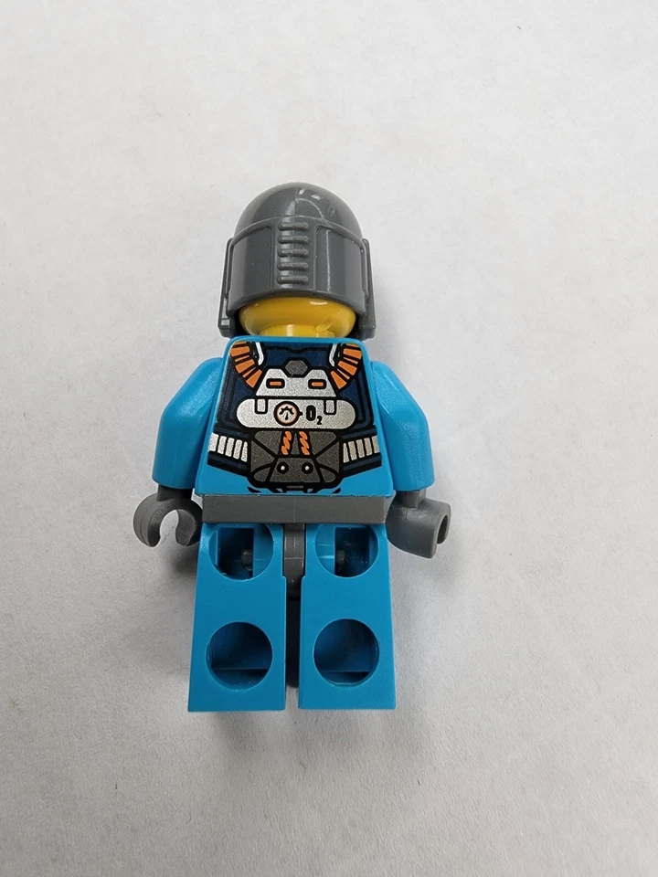 Lego Mini Figure Alien Defense Blue Space Uniform Star Wars Helmet - Image 4 of 4