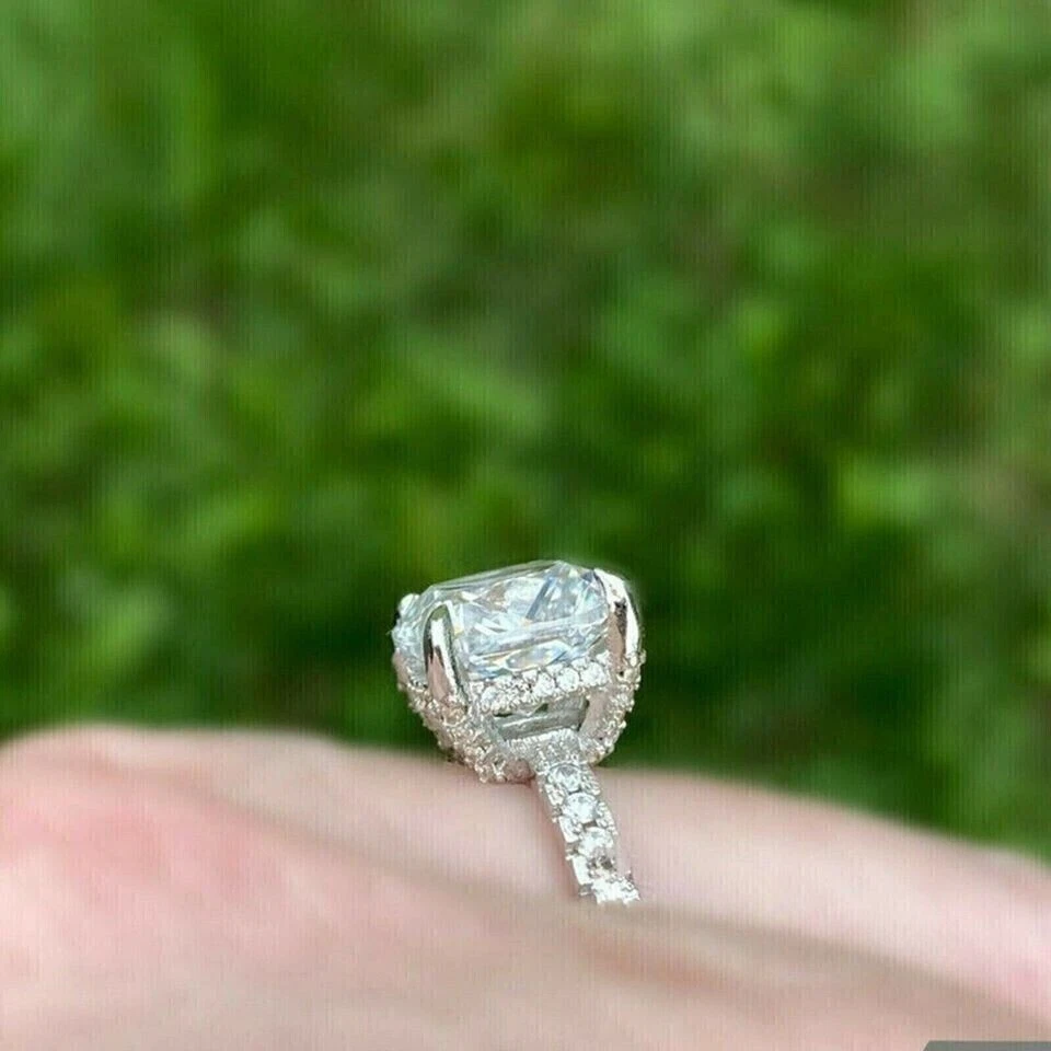Impresionante anillo de bodas de diamantes simulados de corte cojín de 3 quilates enchapado en oro blanco de 14 quilates Foto 3 de 4