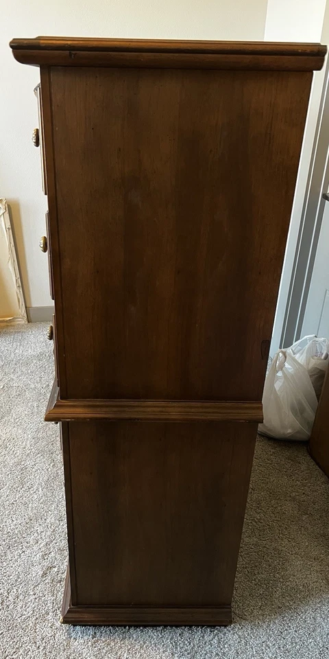 Cajonera Bassett Furniture Industries vintage tiradores de madera y latón de nuez moscada Foto 4 de 4