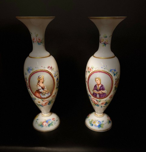 Antique pair of translucent, trumpet shaped, painted white opaline glass vases - Picture 4 of 7