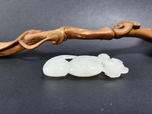 China Exquisite Natural Hetian Jade Hand-carved Monkey Peach YuPei Pendant - Picture 3 of 5
