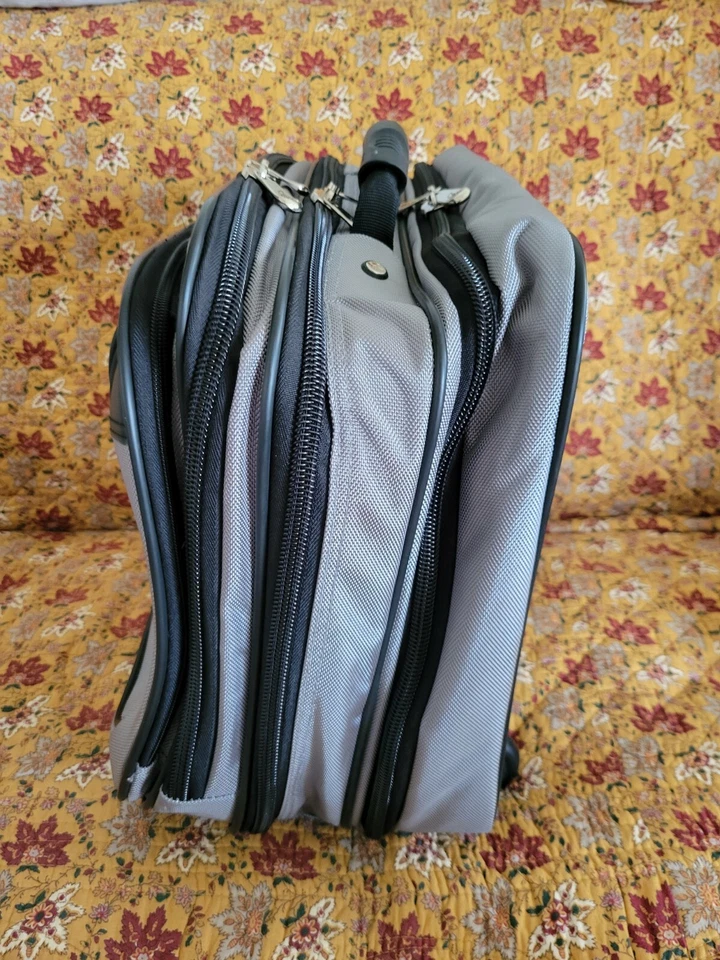 Joy Mangano Bolso de Viaje Rodante Laptop Ropa Maletín Gris y Cuero. See Des Foto 2 de 4