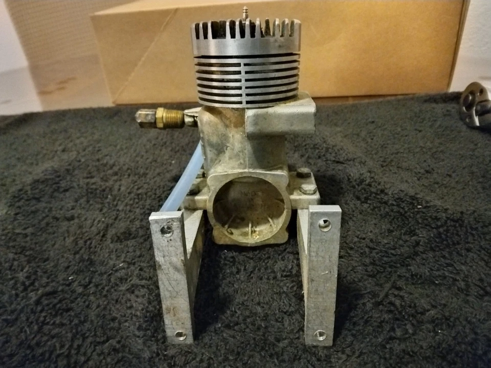 ENYA 60-III Model 7033 RC Nitro Engine - Runs Good. With Mount. No Muffler. CC2 - Image 4 of 4