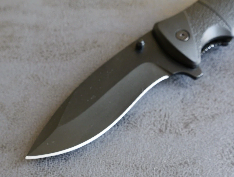 Navaja de Bolsillo Negra con Empuñadura de Goma Asistente de Tamaño Completo Hoja Bolo Curvada Sigilosamente Afilada Foto 3 de 4