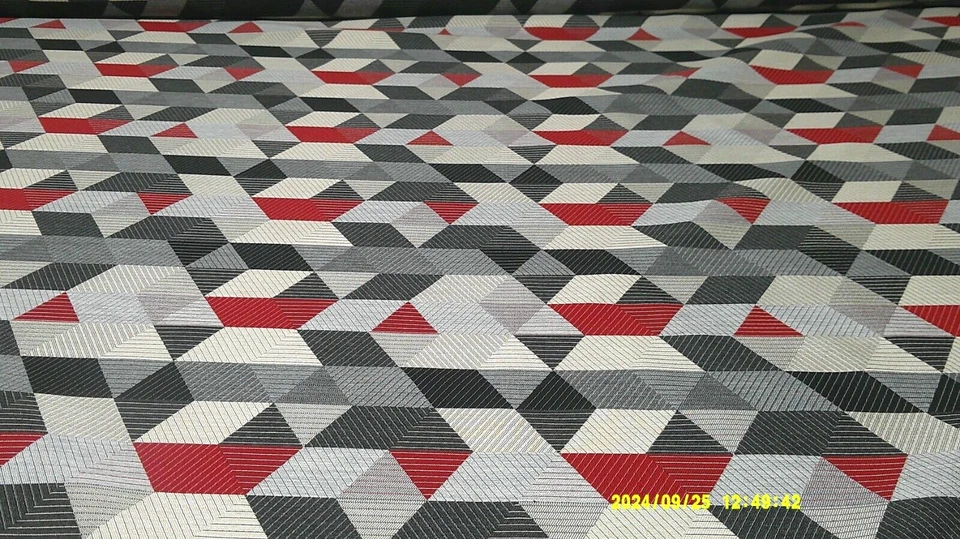 Carnegie Sunbrella“倾斜”商用级织物66192-14红色/灰色/奶油色重型 — 第 2/4 张图片