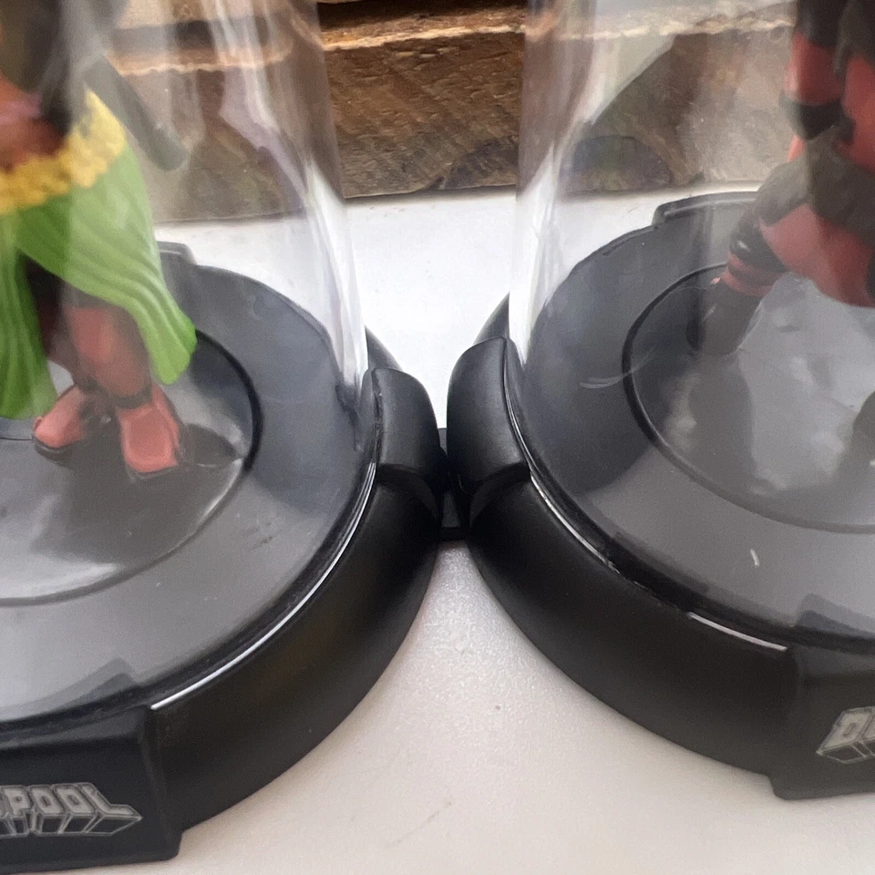 Lote de 8 Marvel Deadpool Domez Domes Mini Serie 3 Sombrero Goma Pato Flotador Espada Foto 4 de 4