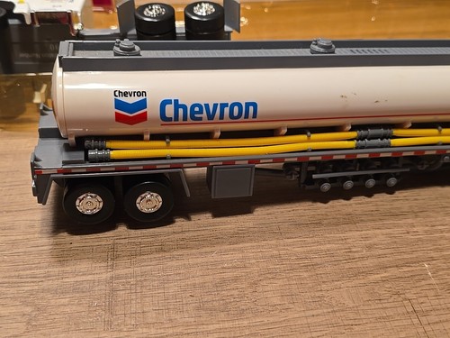 Camión cisterna Chevron 1999 edición limitada nuevo diecast escala 1:24 en caja original - Imagen 8 de 14