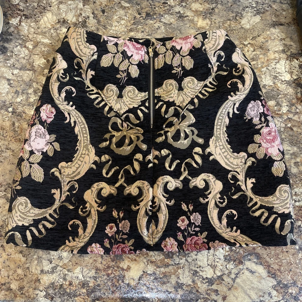 Falda floral mediana para mujer Mi Ami Francesca’s dorada negra y rosa - Chloe Foto 2 de 4