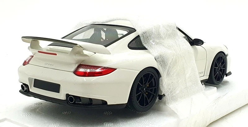 Minichamps 1/18 Diecast 100 069405 - 2011 Porsche 911 GT2 RS White w/Black Wheel - Image 2 of 4