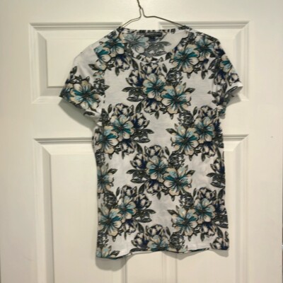 Urban Coco women s tee. Crew neck pull over. Blue/beige/green floral print. S