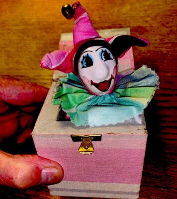  VINTAGE JACK IN THE BOX -PORCELAIN- COURT JESTER- 3'' x 3'' x 3''- USED