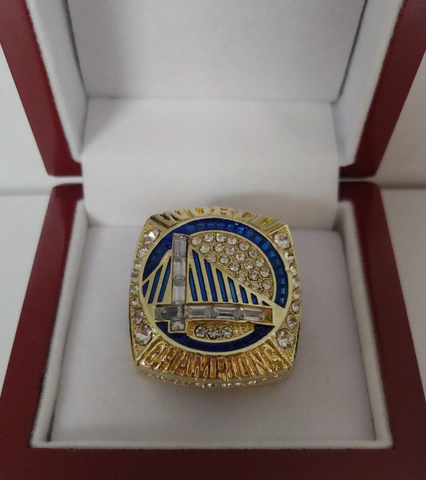 Anillo Campeonato Klay Thompson- 2022 Golden State Warriors con Caja de Exhibición de Madera Foto 4 de 4