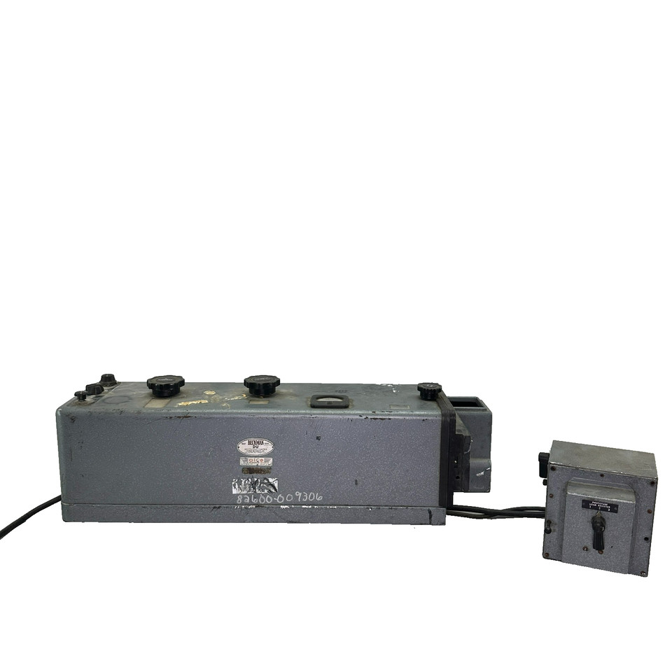 A genuine Beckman DU spectrophotometer — the instrument that revolutionized biochemistry in the 1940s and sat in every serious lab for decades; it's a museum-worthy science artifact.