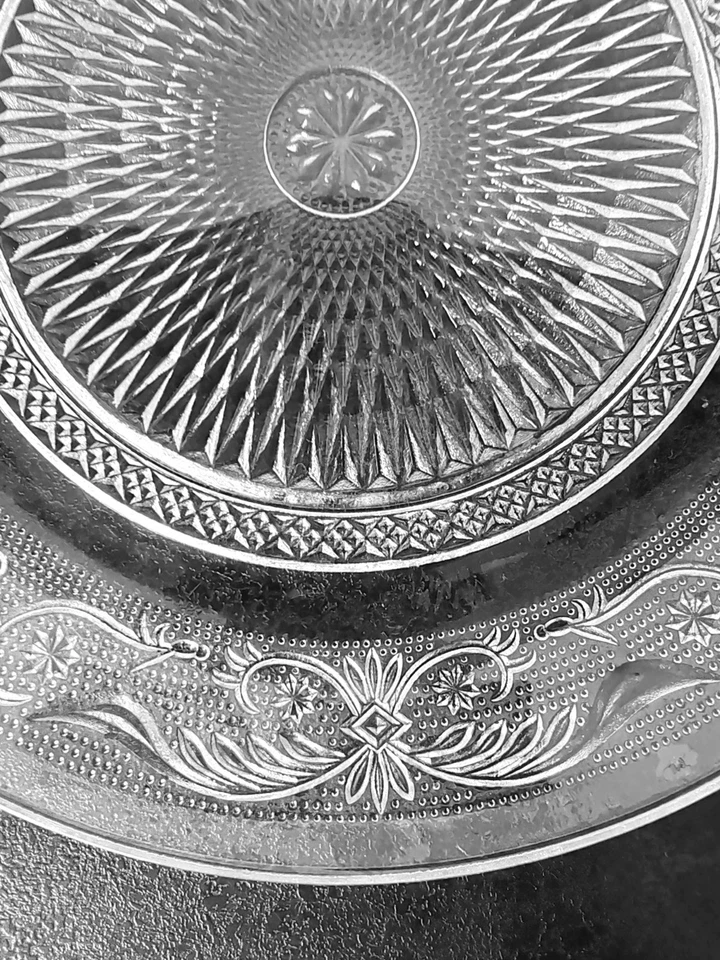Assiette vintage en verre ciselé transparent 22 cm motif floral et géométrique - Photo 4/4