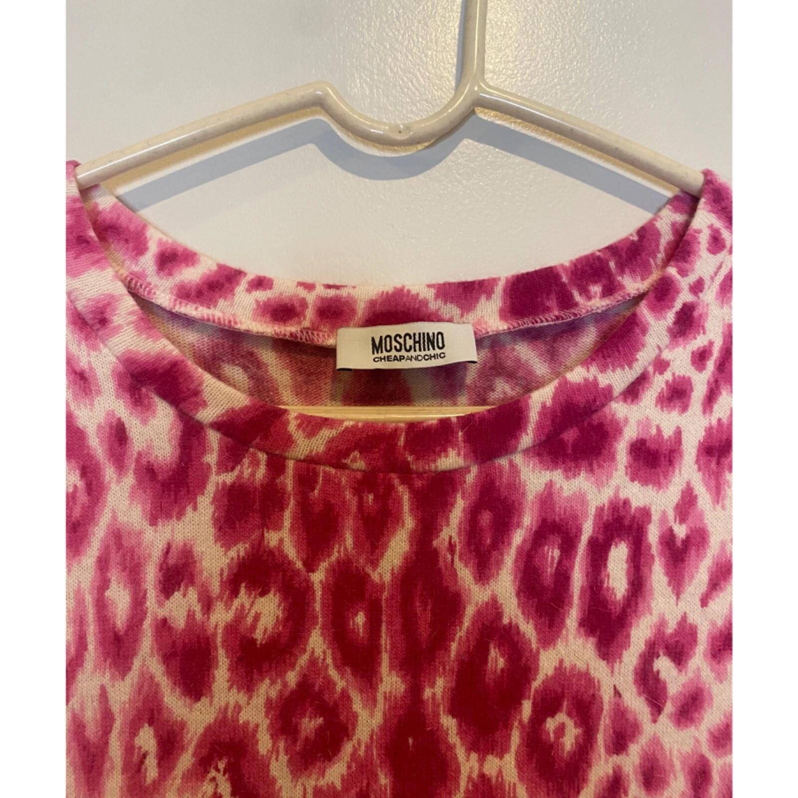 Abito vintage Moschino in lana leopardato a maglia rosa economico e chic