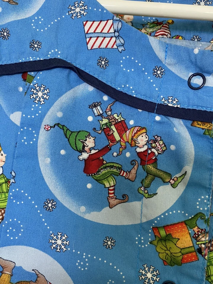 Chaqueta Médica Mary Engelbreit Para Mujer GRANDE Azul Navidad Elfos Vacaciones Snap Foto 3 de 4