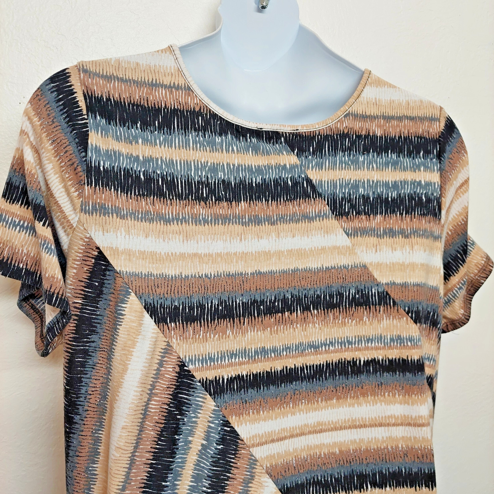 Indigo Rose 3X Plus Size Top Stretch Short Sleeve Brown Tan Black Diagonal Cut