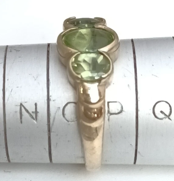 Classic 9ct Yellow Gold Three Stone Oval 2.35ct Peridot Trilogy Dress Ring - Image 2 of 4