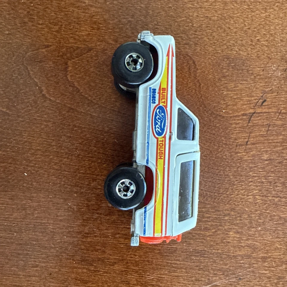 Hot Wheels Белый Ford Bronco Грузовик Flames Построенный Ford Tough 1980 Красный Велосипед сзади - Изображение 2 из 4