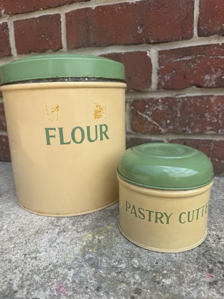 Cubo de lata de harina Tala vintage y lata cortadora de pastelería